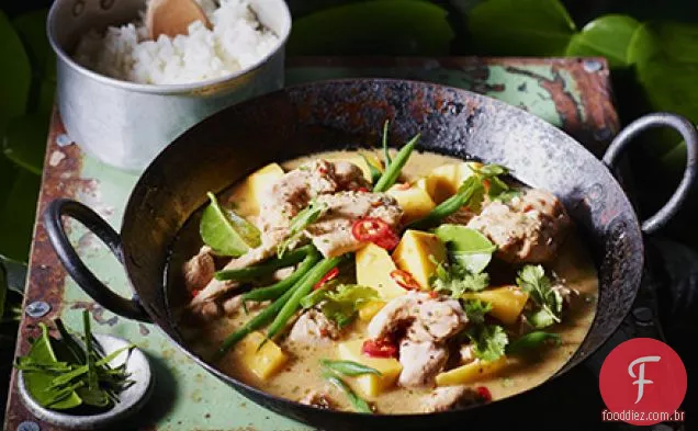 Curry de frango com folha de limão, capim-limão e manga