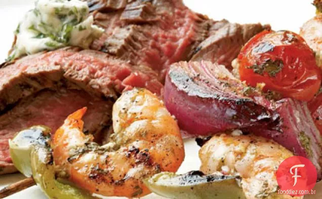 Kebabs de camarão marinado com gengibre e limão com bife de flanco grelhado e manteiga de coentro