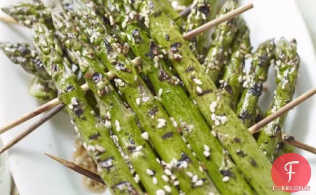 Jangadas de espargos grelhados de gergelim