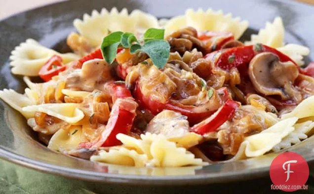 Macarrão com cebola caramelizada, cogumelos e pimentão