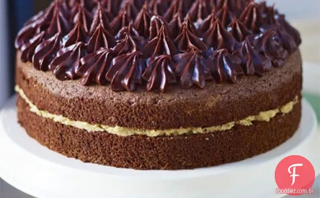 Bolo de chiffon de chocolate de John Whaite com creme de manteiga de caramelo salgado