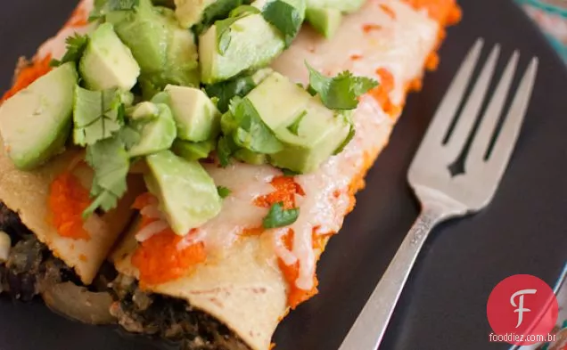 Enchiladas de feijão preto com molho de pimenta vermelha assada