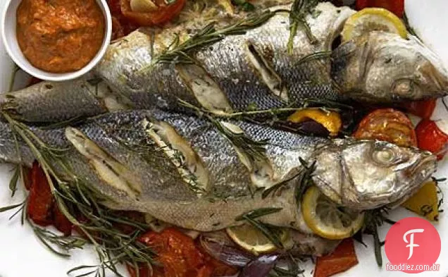 Robalo assado com molho romesco