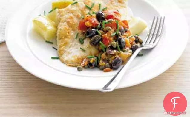 Frango achatado com tomate, azeitonas e alcaparras