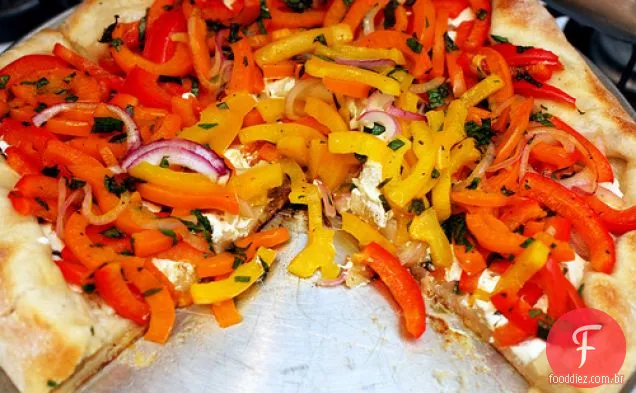 Pizza Com Pimentas Vermelhas E Amarelas