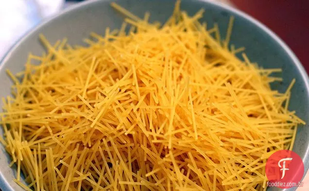 Fideos Com Favas E Pimentas Vermelhas