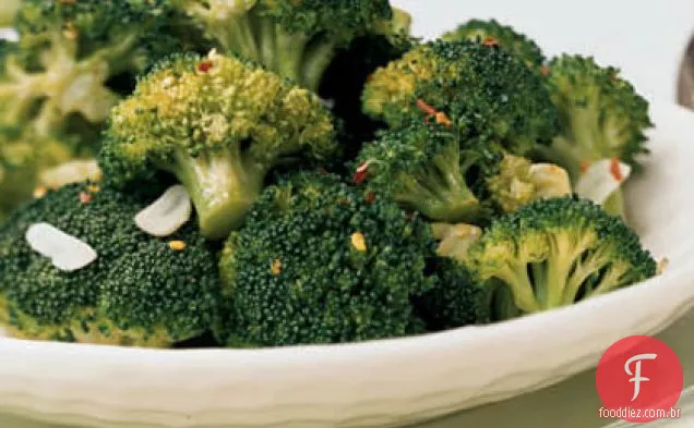 Brócolis com flocos de pimenta vermelha e alho torrado
