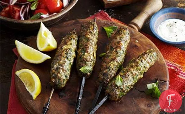 Koftas de cordeiro temperados com salada de menta e tomate