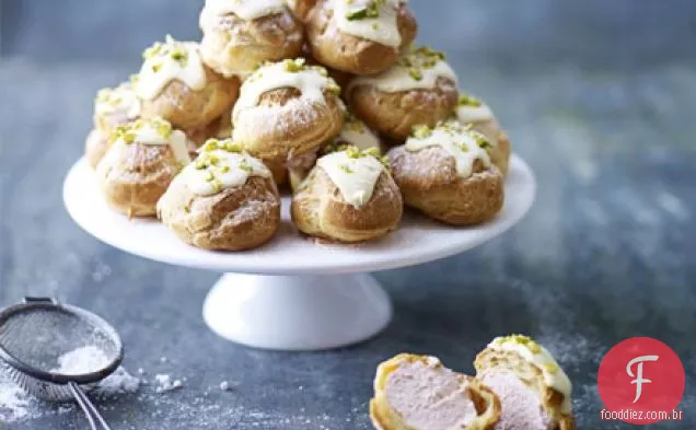 Framboesa, Chocolate Branco e pistache profiteroles