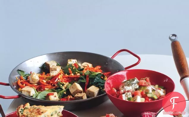 Tofu Tailandês Picante Com Pimentão Vermelho E Amendoim