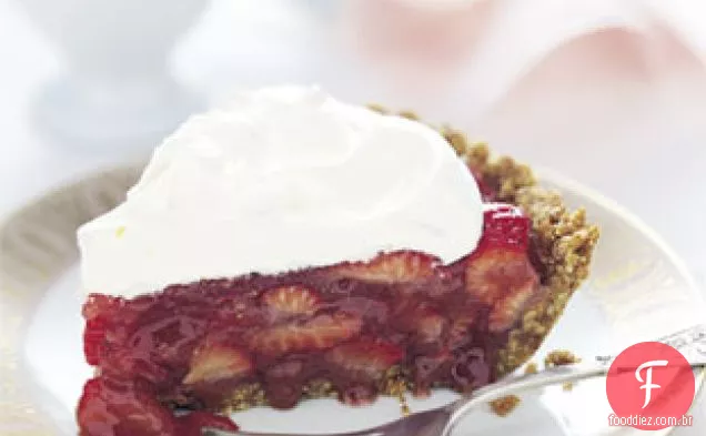 Torta de geladeira de morango com crosta de amêndoa