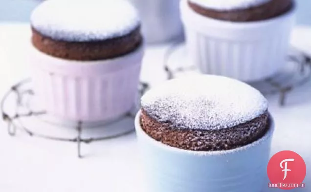 Soufflés de chocolate quente com molho de creme de chocolate