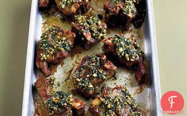 Costeletas de cordeiro com pesto de coentro