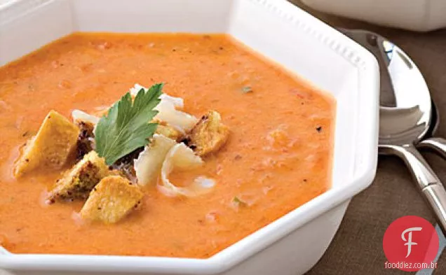 Sopa De Pimenta Vermelha Assada Com Croutons Pesto