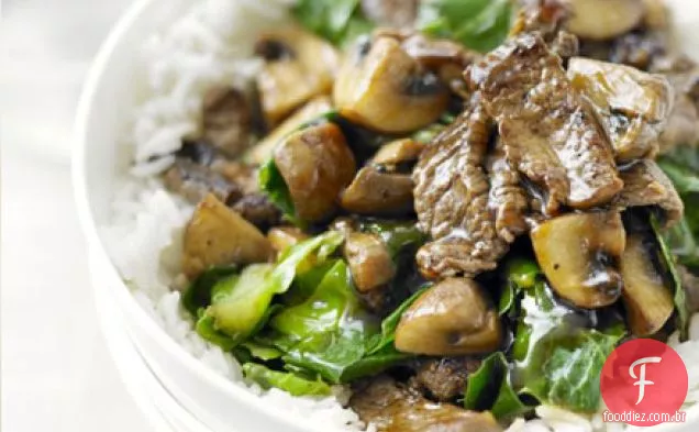 Carne, cogumelos e verduras refogados