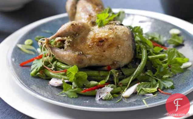 Codornas de sal e pimenta com salada tailandesa de ervas e feijão