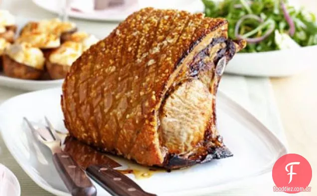 Carne de porco assada crocante com molho de mostarda com mel