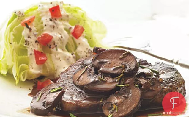 Bifes de lombo de carne com vinho tinto-molho de cogumelos