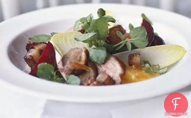 Salada de pato quente com molho de noz e laranja