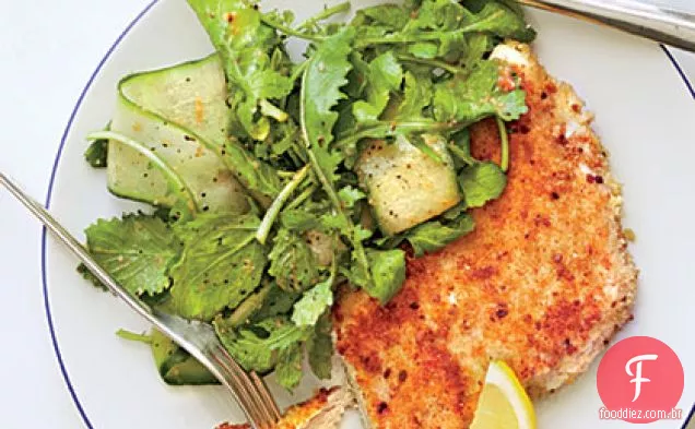 Frango Parmesão com salada de rúcula e vinagrete de tomate