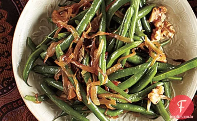 Feijão verde com cebola caramelizada e nozes