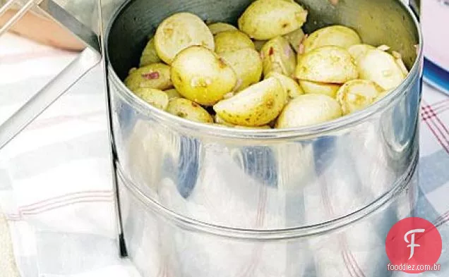 Salada de batata com molho de cebola doce
