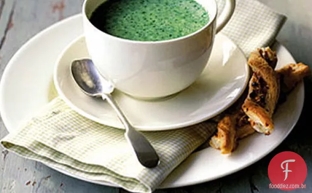 Sopa de agrião com queijo azul e doces de caju