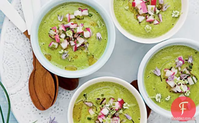 Zucchini-and-Mint Gaspacho com salsa rabanete