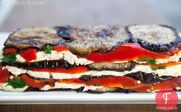 Berinjela e terrina de pimenta vermelha
