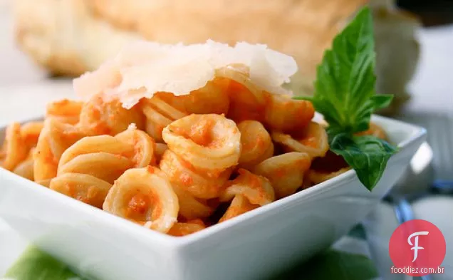 Orecchiette Com Molho De Pimenta Vermelha Assada E Queijo Parmesão