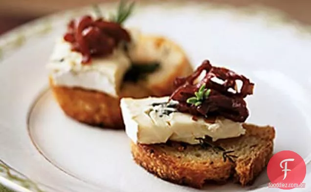 Crostini de ervas com propagação de queijo azul e sabor de cebola caramelizada