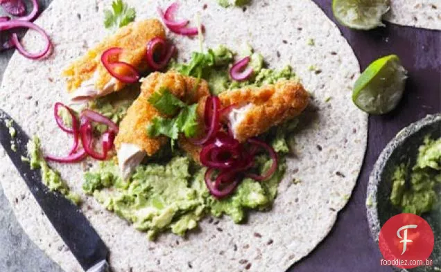 Abacate esmagado com frango crocante, cebola em conserva e tortilhas
