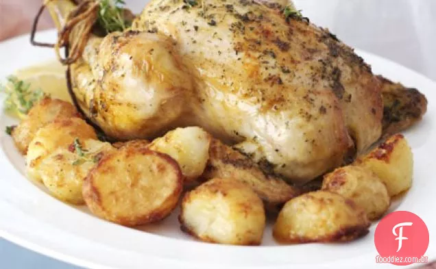 Frango assado lento com molho caseiro