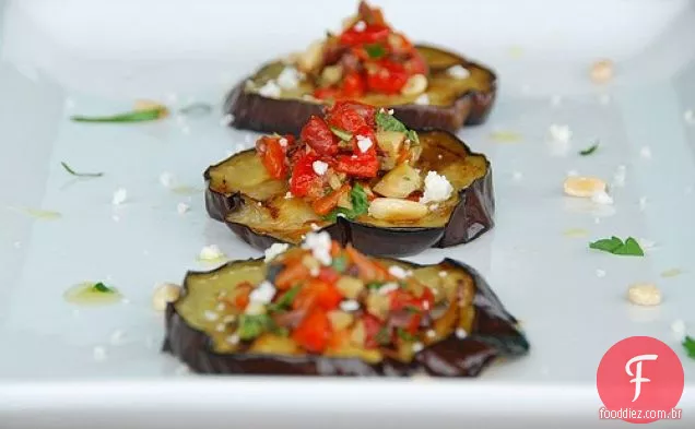 Berinjela Grelhada Com Tapenade De Pimenta Vermelha Assada