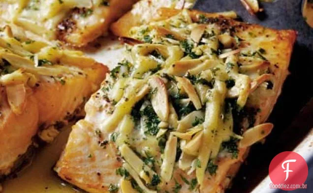 Salmão de Mary Cadogan com uma crosta crocante de queijo