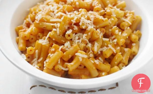 Queijo cremoso e macarrão de tomate