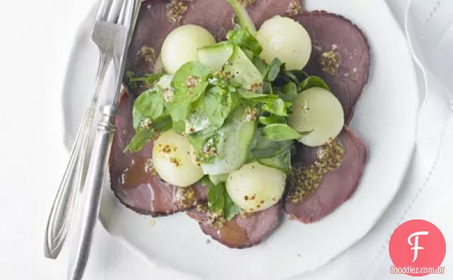Carne de veado defumada com salada de melão