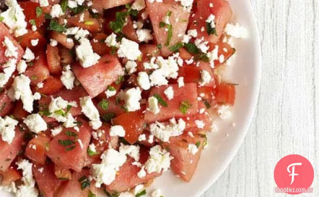 Salada de tomate, melancia e queijo feta com molho de hortelã
