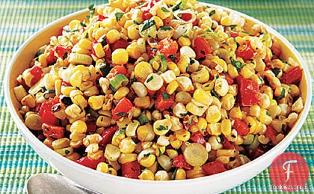 Salada de milho assado e pimenta vermelha