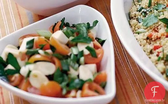 Coração simples de palmeira e salada de tomate