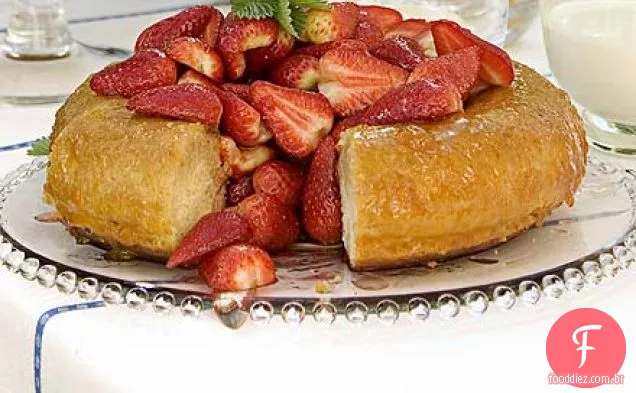 Morango e vinho doce savarin