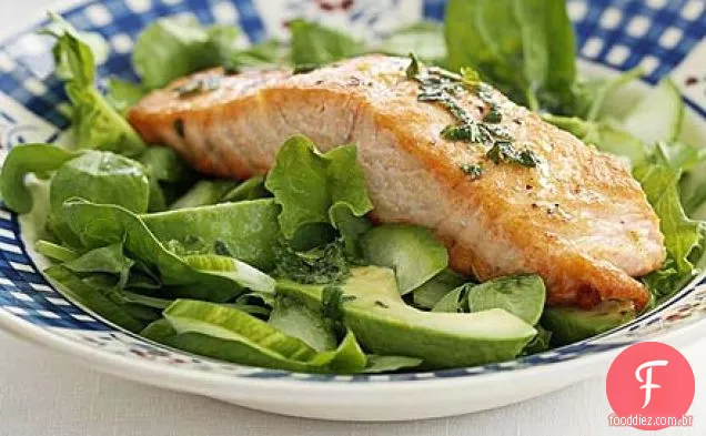 Salada de salmão, abacate e pepino