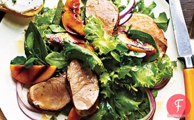 Salada de lombo de porco e nectarinas grelhadas