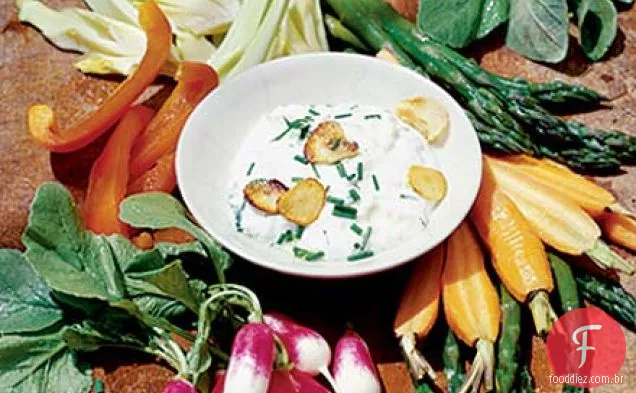 Molho de alho assado com prato de legumes