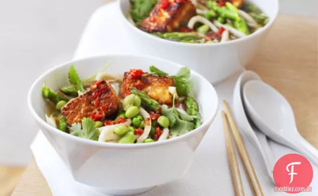 Tigela de macarrão japonês tofu