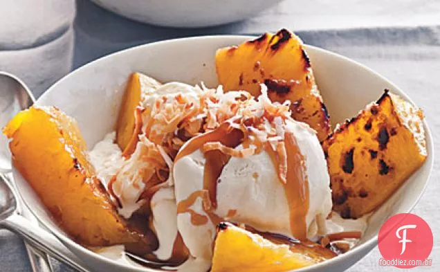 Abacaxi grelhado com Caramelo De Bourbon sobre sorvete de baunilha