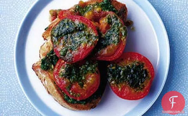 Tomates pesto grelhados em torradas