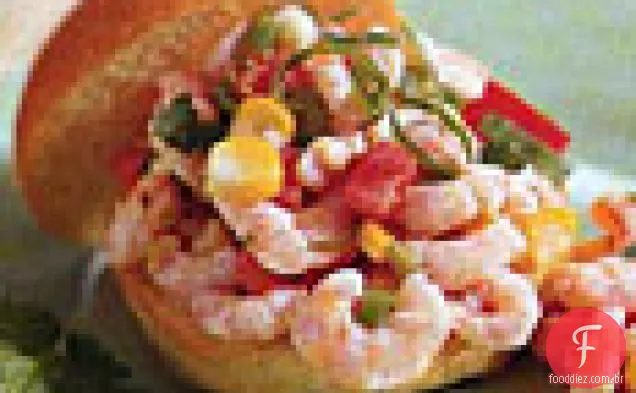 Sanduíches de salada de camarão, milho e pimenta vermelha