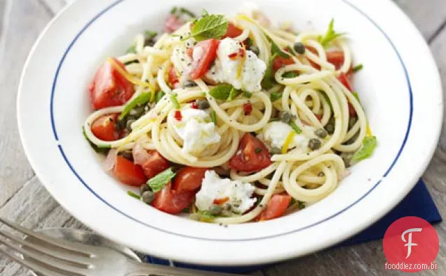 Macarrão com mussarela, hortelã e molho de tomate fresco