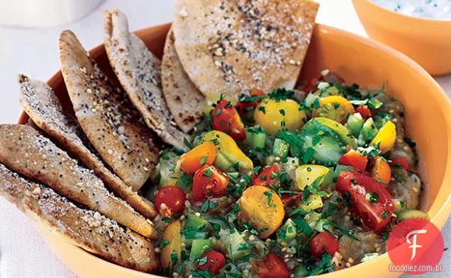 Salada de berinjela assada com batatas fritas e molho de iogurte